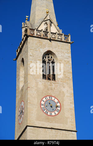 Pfarrkirche von Kaltern an der Südtiroler Weinstraße. Kaltern an der Weinstraße (Italienisch: Caldaro sulla Strada del Vino), häufig abgekürzt als K Stockfoto