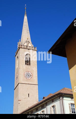 Pfarrkirche von Kaltern an der Südtiroler Weinstraße. Kaltern an der Weinstraße (Italienisch: Caldaro sulla Strada del Vino), häufig abgekürzt als K Stockfoto