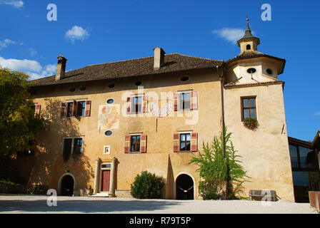 Typische Gebäude, Weinberg in der Nähe von Kaltern, Südtirol, Italien Stockfoto