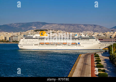 Costa Kreuzfahrten Costa Riviera vertäut im Hafen von Piräus Athen Griechenland Europa Stockfoto