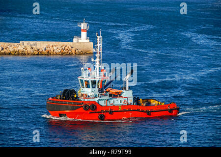 Tug Boat megalochari VI am Eingang zum Hafen von Piräus in Athen Griechenland Europa Stockfoto