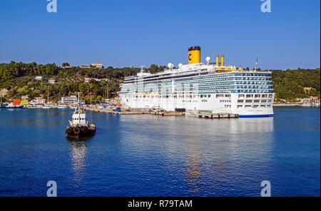 Costa Kreuzfahrten Kreuzfahrtschiff Costa Luminosa im Hafen von Katakolon Griechenland Europa günstig Stockfoto