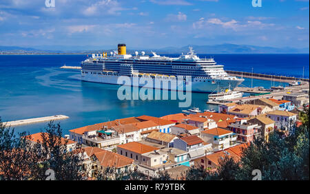 Costa Kreuzfahrten Kreuzfahrtschiff Costa Luminosa im Hafen von Katakolon Griechenland Europa günstig Stockfoto