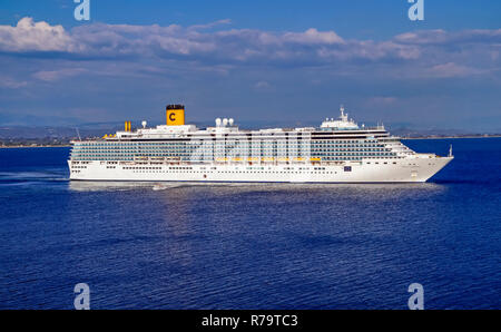 Costa Kreuzfahrten Kreuzfahrtschiff Costa Luminosa außerhalb von Port von Katakolon Griechenland Europa Stockfoto