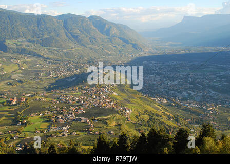 Ein Blick auf das Etschtal von Meran nach Bozen (Meran, Südtirol, Italien) Stockfoto