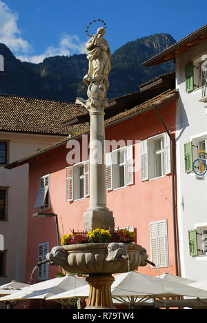 Marktplatz in Kaltern an der Südtiroler Weinstraße, Südtirol, Italien. Kaltern an der Weinstraße (Italienisch: Caldaro sulla Strada del Vino), oft Stockfoto