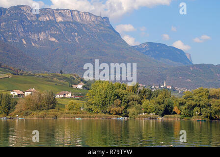 Der Kalterer See (Italienisch: Lago di Caldaro; Deutsch: Kalterer See) ist ein See in der Gemeinde Kaltern in Südtirol, Italien Stockfoto