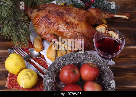 Gebratene Gans auf dem Weihnachten Tabelle Stockfoto