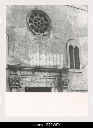 Latium Rieti Rieti S. Agostino, dies ist mein Italien, die italienische Land der visuellen Geschichte, mittelalterliche Architektur, Skulptur, Malerei. Die Kirche stammt aus dem 13. Jahrhundert, und noch immer besitzt zwei gotische Portale. Das Hauptportal, des 14. Jahrhunderts, enthält ein Halbkreisförmiger Tympanon, innerhalb dessen ist ein Fresko der Madonna mit Kind S. Augustinus und S. Nikolaus von Bari, eine Arbeit von der Sienesischen Schule von 1354. Oberhalb der Lünette in der Giebel ist ein Relief des Lamm Gottes. Die anderen mittelalterlichen Portal auf einem Der querschiff Arms ist weniger aufwändig als das Hauptportal, bestehend aus Doppel-Arcade Stockfoto