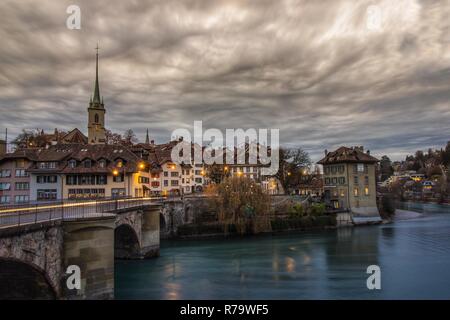 Dramatische stürmische Sonnenuntergang Himmel Altstadt und Fluss Aare in Bern, Schweiz Stockfoto