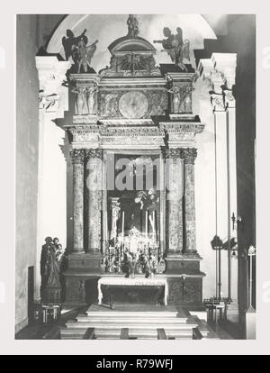 Latium Rieti Rieti S. Agostino, dies ist mein Italien, die italienische Land der visuellen Geschichte, mittelalterliche Architektur, Skulptur, Malerei. Die Kirche stammt aus dem 13. Jahrhundert, und noch immer besitzt zwei gotische Portale. Das Hauptportal, des 14. Jahrhunderts, enthält ein Halbkreisförmiger Tympanon, innerhalb dessen ist ein Fresko der Madonna mit Kind S. Augustinus und S. Nikolaus von Bari, eine Arbeit von der Sienesischen Schule von 1354. Oberhalb der Lünette in der Giebel ist ein Relief des Lamm Gottes. Die anderen mittelalterlichen Portal auf einem Der querschiff Arms ist weniger aufwändig als das Hauptportal, bestehend aus Doppel-Arcade Stockfoto