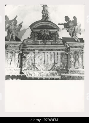 Latium Rieti Rieti S. Agostino, dies ist mein Italien, die italienische Land der visuellen Geschichte, mittelalterliche Architektur, Skulptur, Malerei. Die Kirche stammt aus dem 13. Jahrhundert, und noch immer besitzt zwei gotische Portale. Das Hauptportal, des 14. Jahrhunderts, enthält ein Halbkreisförmiger Tympanon, innerhalb dessen ist ein Fresko der Madonna mit Kind S. Augustinus und S. Nikolaus von Bari, eine Arbeit von der Sienesischen Schule von 1354. Oberhalb der Lünette in der Giebel ist ein Relief des Lamm Gottes. Die anderen mittelalterlichen Portal auf einem Der querschiff Arms ist weniger aufwändig als das Hauptportal, bestehend aus Doppel-Arcade Stockfoto