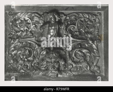 Latium Rieti Rieti S. Agostino, dies ist mein Italien, die italienische Land der visuellen Geschichte, mittelalterliche Architektur, Skulptur, Malerei. Die Kirche stammt aus dem 13. Jahrhundert, und noch immer besitzt zwei gotische Portale. Das Hauptportal, des 14. Jahrhunderts, enthält ein Halbkreisförmiger Tympanon, innerhalb dessen ist ein Fresko der Madonna mit Kind S. Augustinus und S. Nikolaus von Bari, eine Arbeit von der Sienesischen Schule von 1354. Oberhalb der Lünette in der Giebel ist ein Relief des Lamm Gottes. Die anderen mittelalterlichen Portal auf einem Der querschiff Arms ist weniger aufwändig als das Hauptportal, bestehend aus Doppel-Arcade Stockfoto