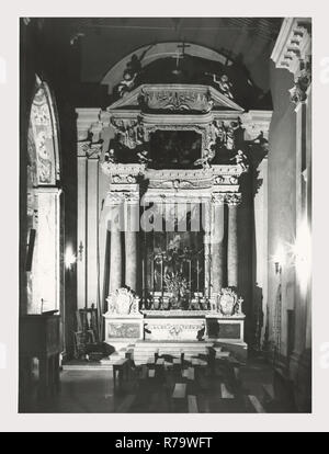 Latium Rieti Rieti S. Agostino, dies ist mein Italien, die italienische Land der visuellen Geschichte, mittelalterliche Architektur, Skulptur, Malerei. Die Kirche stammt aus dem 13. Jahrhundert, und noch immer besitzt zwei gotische Portale. Das Hauptportal, des 14. Jahrhunderts, enthält ein Halbkreisförmiger Tympanon, innerhalb dessen ist ein Fresko der Madonna mit Kind S. Augustinus und S. Nikolaus von Bari, eine Arbeit von der Sienesischen Schule von 1354. Oberhalb der Lünette in der Giebel ist ein Relief des Lamm Gottes. Die anderen mittelalterlichen Portal auf einem Der querschiff Arms ist weniger aufwändig als das Hauptportal, bestehend aus Doppel-Arcade Stockfoto