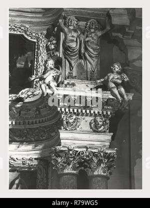 Latium Rieti Rieti S. Agostino, dies ist mein Italien, die italienische Land der visuellen Geschichte, mittelalterliche Architektur, Skulptur, Malerei. Die Kirche stammt aus dem 13. Jahrhundert, und noch immer besitzt zwei gotische Portale. Das Hauptportal, des 14. Jahrhunderts, enthält ein Halbkreisförmiger Tympanon, innerhalb dessen ist ein Fresko der Madonna mit Kind S. Augustinus und S. Nikolaus von Bari, eine Arbeit von der Sienesischen Schule von 1354. Oberhalb der Lünette in der Giebel ist ein Relief des Lamm Gottes. Die anderen mittelalterlichen Portal auf einem Der querschiff Arms ist weniger aufwändig als das Hauptportal, bestehend aus Doppel-Arcade Stockfoto
