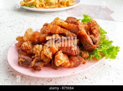 Knuspriges Schweinefleisch an der Platte. Stockfoto