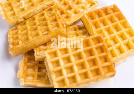 Nahaufnahme der leckere frische Waffeln Braun auf weißem Hintergrund. Stockfoto