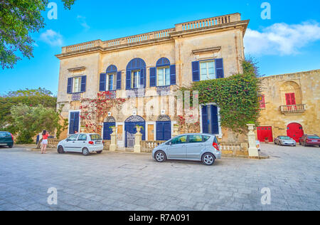 MDINA, MALTA - 14. Juni 2018: Das schöne Herrenhaus mit bescheidenen Dekoration und blauen Fenstern und Fensterläden, am 14. Juni in Mdina. Stockfoto