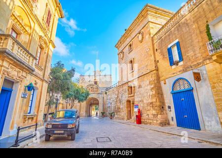 MDINA, MALTA - 14. Juni 2018: Die riesigen mittelalterlichen Turm mit Strebepfeilern, die sogenannten Torre dello Standardo, am Haupttor der Zitadelle entfernt, am Juni Stockfoto