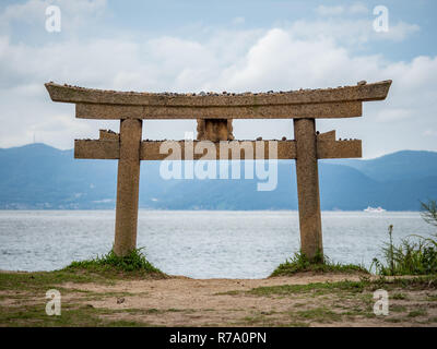 Torii mit Blick auf die Seto Binnenmeer von einem Ufer in Naoshima Insel, Kagoshima Präfektur, Japan. Stockfoto