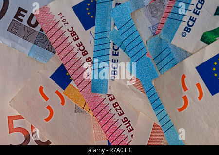 Detail aus einem Haufen von rechtlichen euro Rechnungen. Stockfoto