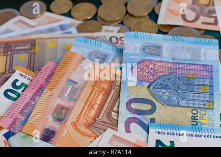 Detail aus einem Haufen von Euro Banknoten und Münzen. Stockfoto