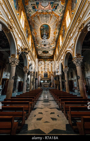 Das Innere der Kathedrale von Matera (Kathedrale Maria Santissima della Bruna), in Matera, Basilikata, Italien. Stockfoto