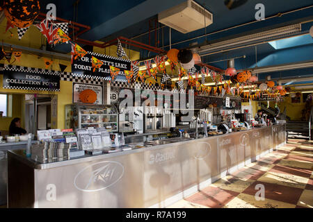 Innenraum des Ace Cafe auf der North Circular Road in London. Stockfoto