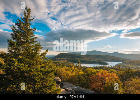 Herbst Farbe und einen Blick auf die Nord-süd-See, vom Sunset Rock, in den Catskill Mountains, New York Stockfoto