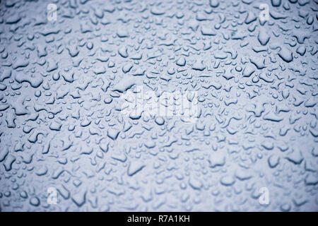 Wassertropfen auf der Oberfläche des Metalls türkis Stockfoto