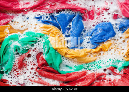 Tränken Sie ein Tuch vor dem Waschen, Farbe Kleidung Stockfoto