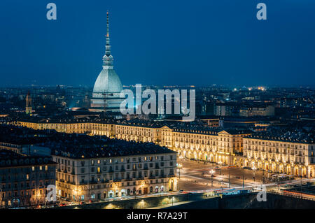 Ein Blick auf die Mole Antonelliana, vom Monte dei Cappuccini, in Turin, Italien. Stockfoto