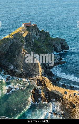 San Juan de Gaztelugatxe Hermitage in der Dämmerung, Baskenland Stockfoto