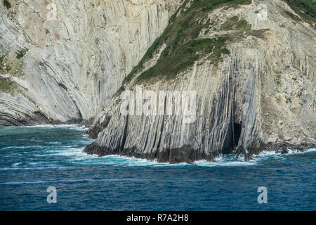 Detail der Küste Klippen und Schichten Schichten in Vizcaya, Baskenland Stockfoto