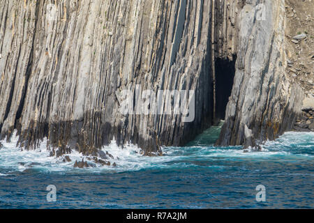 Detail der Küste Klippen und Schichten Schichten in Vizcaya, Baskenland Stockfoto