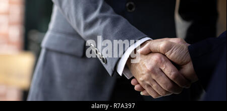 Handshake für Geschäft Business Fusionen und Übernahmen Closeup Web Banner Erntegut Stockfoto