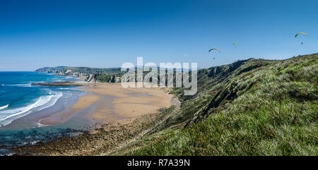 Paragliding über den Strand in Sopelana, Baskenland Stockfoto