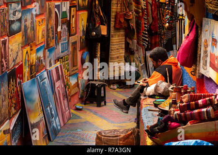 Marokko, Fes, Fes el Bali, Medina, Stall verkaufen bunte Teppiche, Textilien und Gemälde Stockfoto