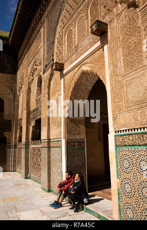 Marokko, Fes, Fes el Bali, Medina, talaa Seghira, Medersa Bou Inania, junge Touristen saßen in Tür