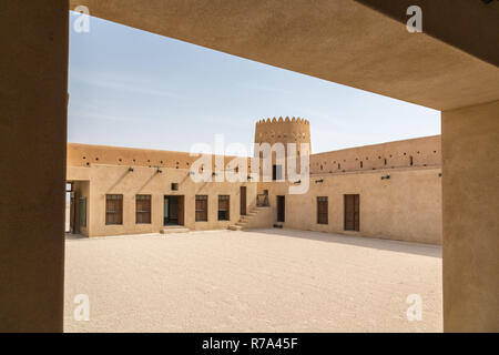 In alten Al Zubara Fort (Az Zubara Fort), historische Qatari militärische Festung von Coral Rock und Kalkstein erbaut und zementierte mit einem Schlamm Mörtel Stockfoto