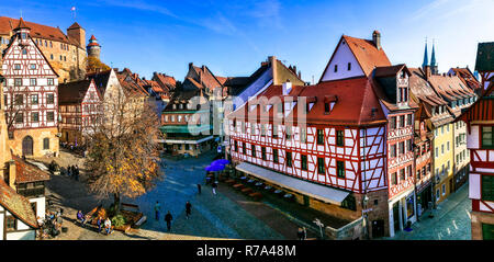 Beeindruckende Altstadt Nürnbergs, Ansicht mit traditionellen Häusern und alte Burg, Bayern, Deutschland. Stockfoto