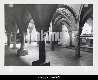 Latium Frosinone Isola del Liri S. Domenico, dies ist mein Italien, die italienische Land der Geschichte, mittelalterliche Architektur aus dem 11. Jahrhundert, umgebaut in C. 1250 als Zisterzienserkirche weitgehend wiederhergestellt, 20. Jahrhundert architektonische Skulptur, einschließlich der Römischen Reliefs in die Konstruktion integriert Stockfoto