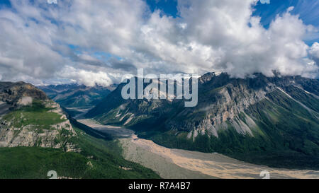 Mächtigen Fluss und Regenbogen in Wrangell - st. Elias National Park, Alaska Stockfoto