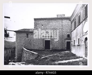 Latium Rieti Erba S. Maria, dies ist mein Italien, die italienische Land der Geschichte, Mittelalterliche Architekturfragmente, skulpturale Bruchstücke. Nach der mittelalterlichen Architektur, Bauskulptur, Fresko, Malerei, Skulptur, skulpturale Bruchstücke im Jahre 1508 wurde die Kirche über die Reste einer Burg erbaut, vorausgeht, der vitelleschi Stockfoto