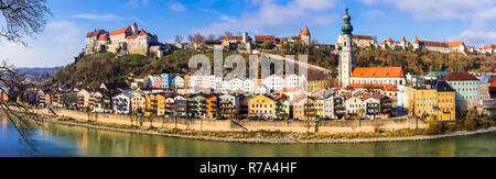 Beeindruckende Burghausen Dorf, mit bunten Häusern und der mittelalterlichen Burg, Bayern, Deutschland. Stockfoto