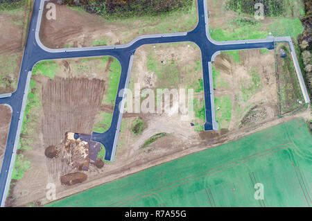 Luftaufnahme von Straße Straßen Leitlinien neue Entwicklung Bereich für Immobilien mome Gebäude Anbaufläche grün Deutschland. Stockfoto