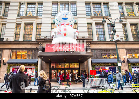 NEW YORK CITY - 7. Dezember 2018: Weihnachten in New York Street Szene aus dem Kaufhaus Macy's am Herald Square in Manhattan mit Urlaub Fenster di Stockfoto