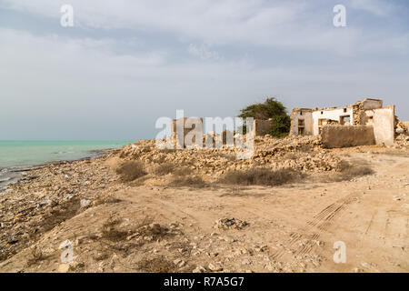 Antike alte arabische perlend und Fischerdorf Al Jumail, Katar ruiniert. Die Wüste an der Küste des Persischen Golfs. Verlassenes Dorf am Strand Meer Stockfoto