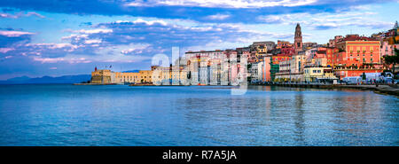 Schöne Gaeta Stadt, Ansicht mit bunten Häusern und Meer, Latium, Italien. Stockfoto