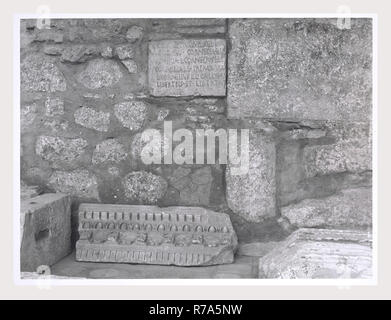 Latium Latina Minturno S. Pietro, das ist mein Italien, die italienische Land der visuellen Geschichte, mittelalterliche Architektur, architektonische Skulptur, Skulpturen, Kanzel mit Marmor und Mosaik Deko, österliche Armleuchter. Diese Kirche wurde in der Mitte des 11. Jh. erbaut, mit Ergänzungen in den 13.-14. Jahrhunderts, und Änderungen an den Innenraum im 17. Jahrhundert. Eine Treppe führt zu einem Porticoed Portal, über das sich der Campanile. Das Innere der Kirche ist mit Leiste Gewölbe, jetzt mit Kassen und Stuck Dekoration überwölbt. In der Nähe des Altars sind die ÖSTERLICHEN candelab platziert Stockfoto